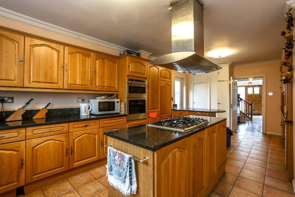 Oyo Guest House Ellipse Whetstone Экстерьер фото